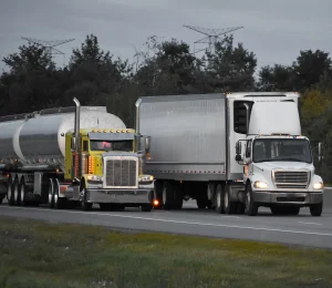 Transport międzynarodowy ADR – flota pojazdów dostosowanych do przewozu towarów niebezpiecznych.