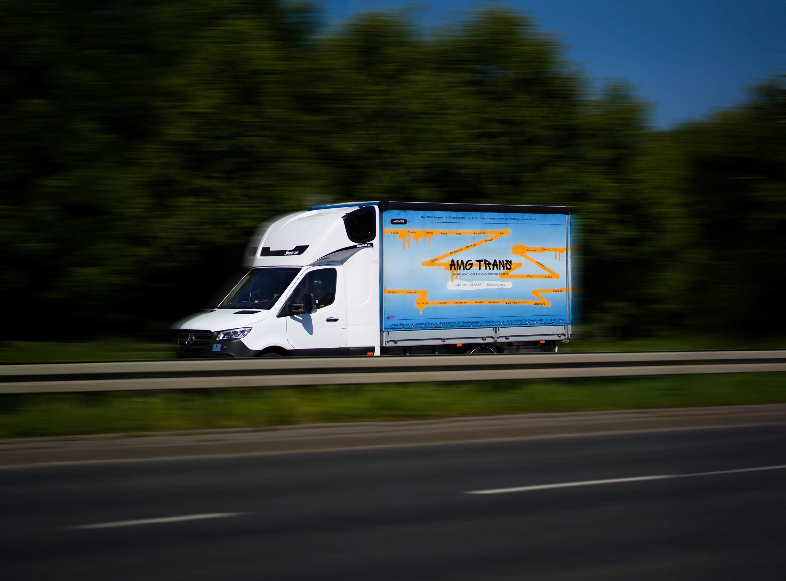 Bus AMG Trans jadący nocą z dużą prędkością – symbol szybkiego transportu ekspresowego.