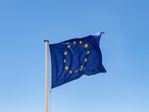 Flaga UE przed siedzibą instytucji europejskich. Kabotaż w krajach wspólnoty podlega jednolitym regulacjom, choć praktyka kontroli różni się lokalnie.