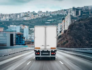 Ciężarówka na autostradzie – kabotaż pozwala na przewozy krajowe w innym państwie UE, ale podlega ścisłym regulacjom.