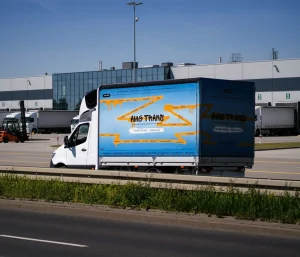 Nielegalny kabotaż drogowy w UE – bus AMG Trans w scenerii miejskiej.