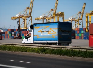 Dal porto alla destinazione finale: la nostra logistica in movimento per garantire consegne sicure e puntuali.