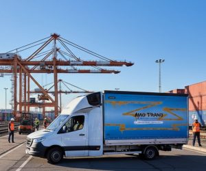 L'interface multimodale en action : le transport routier assure le dernier kilomètre directement depuis le terminal pour garantir une livraison porte-à-porte fluide.