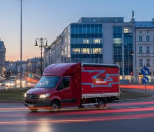 La logistique urbaine en action : la traçabilité intelligente suit les expéditions jusqu'au dernier kilomètre.