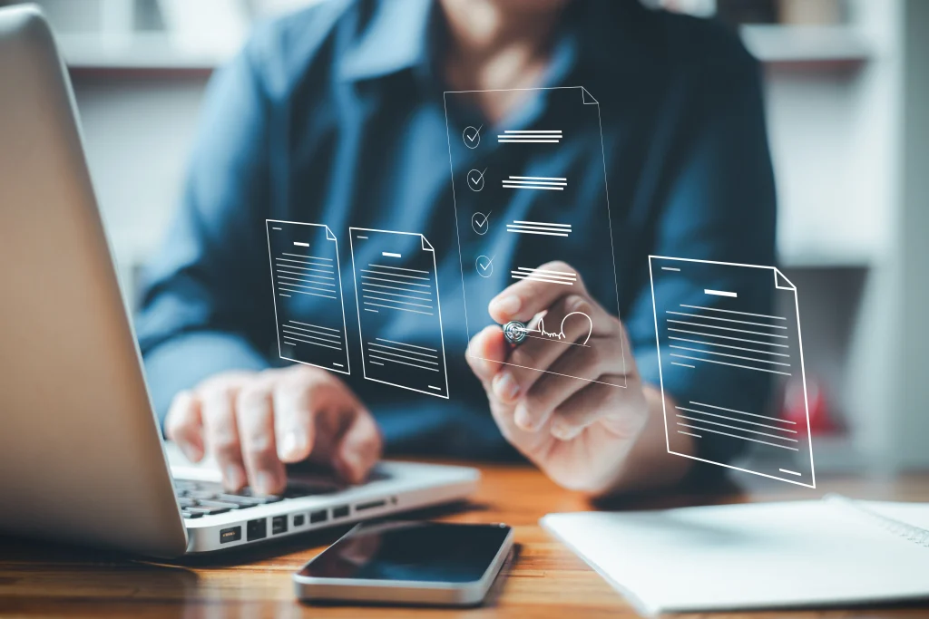 Osoba przy komputerze organizująca dokumentację przewozową – symbol profesjonalnej obsługi spedycyjnej.