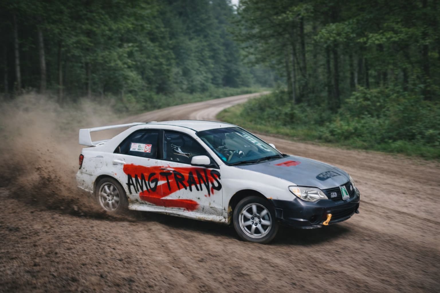 AMG Rally Team – samochód rajdowy z logo AMG Trans podczas wyścigu na trasie leśnej