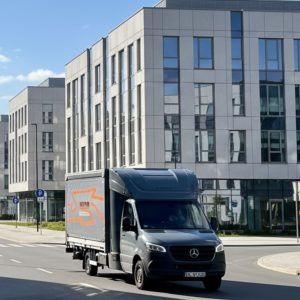 Modern light commercial vehicles are the backbone of international logistics, ensuring fast deliveries even in busy urban business centers.