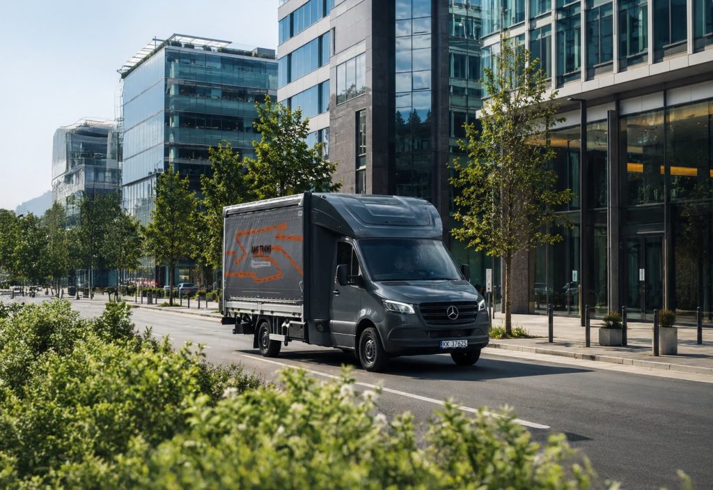 Samochód dostawczy AMG Trans w ruchu miejskim – bezpieczny transport LTL i FTL