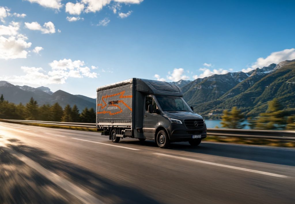 Bus AMG Trans na trasie górskiej – transport SENT z monitoringiem w czasie rzeczywistym