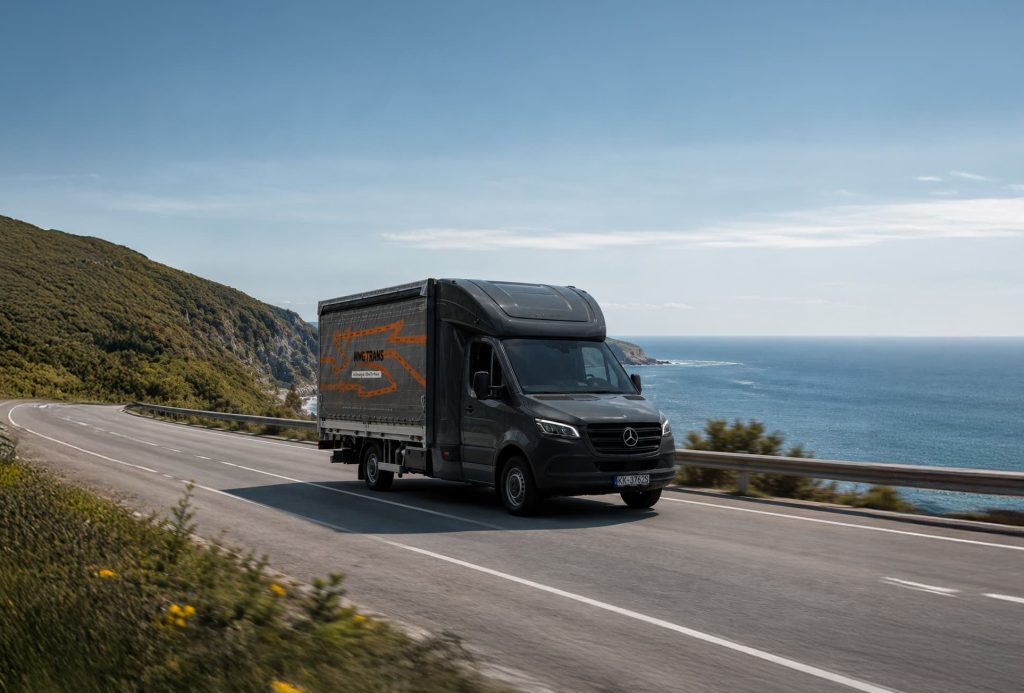 Samochód dostawczy AMG Trans na trasie nad morzem – transport ekspresowy w Europie